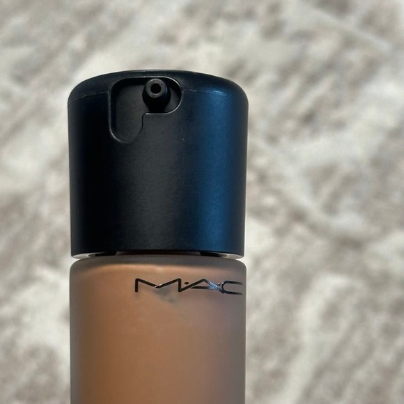 NEW - MAC Foundation "Next To Nothing" Face Colour in Dark Plus - 35 ML/1.20 OZ - Picture 10 of 10
